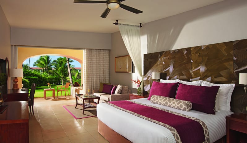 Secrets Royal Beach-Preferred-Club-Junior-Suite-Tropical-View-King_8001